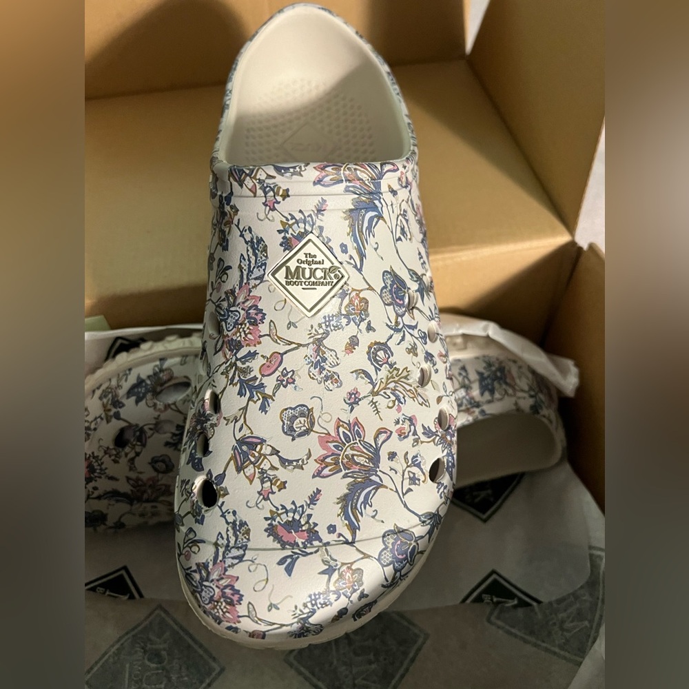 Women’s muck light clog, garden print, size 8